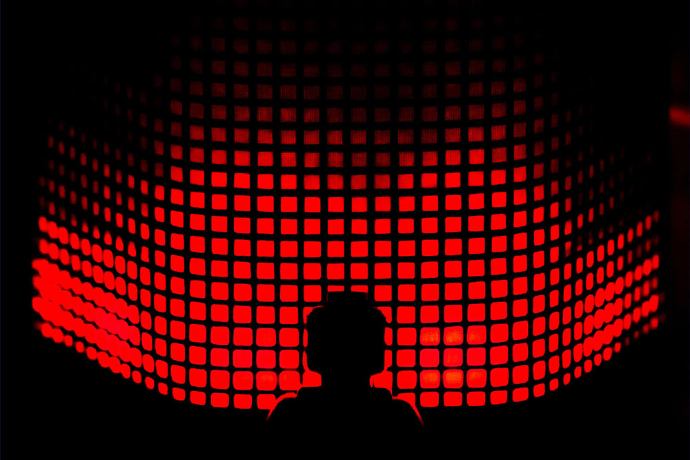 data-intuition Image mise en avant - illustration d'un personnage légo dans l'ombre devant un panneau lumineux de carrés rouges