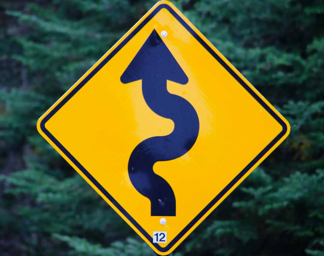mark-konig-ECGv8s2IPG0-unsplash Image mise en avant : Photographie d'un panneau de signalisation avec une flèche slalomante (crédit : Mark Konig sur Unsplash.com).