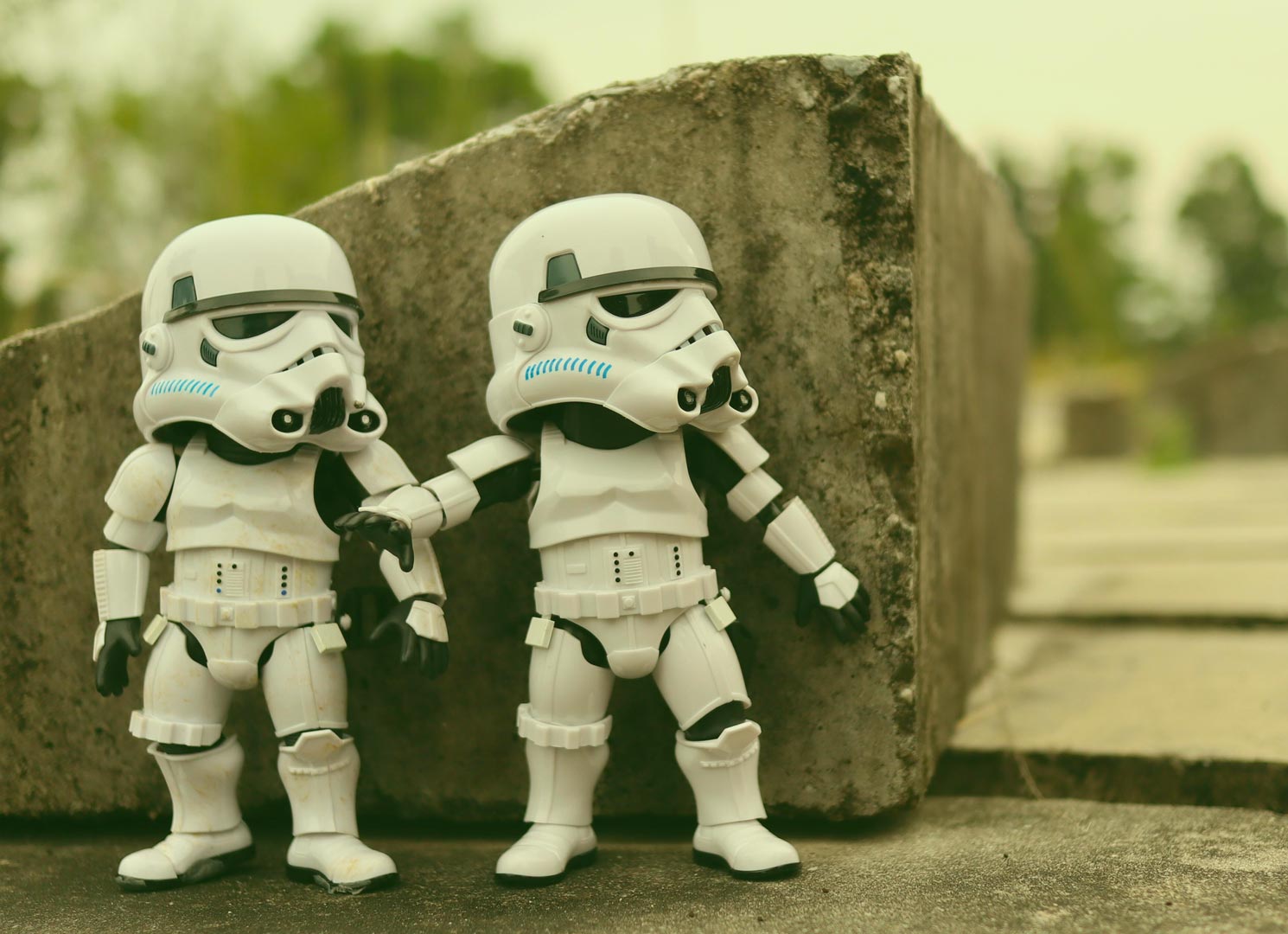 trooper-cooperation Deux storm troopers cachés derrière un rocher